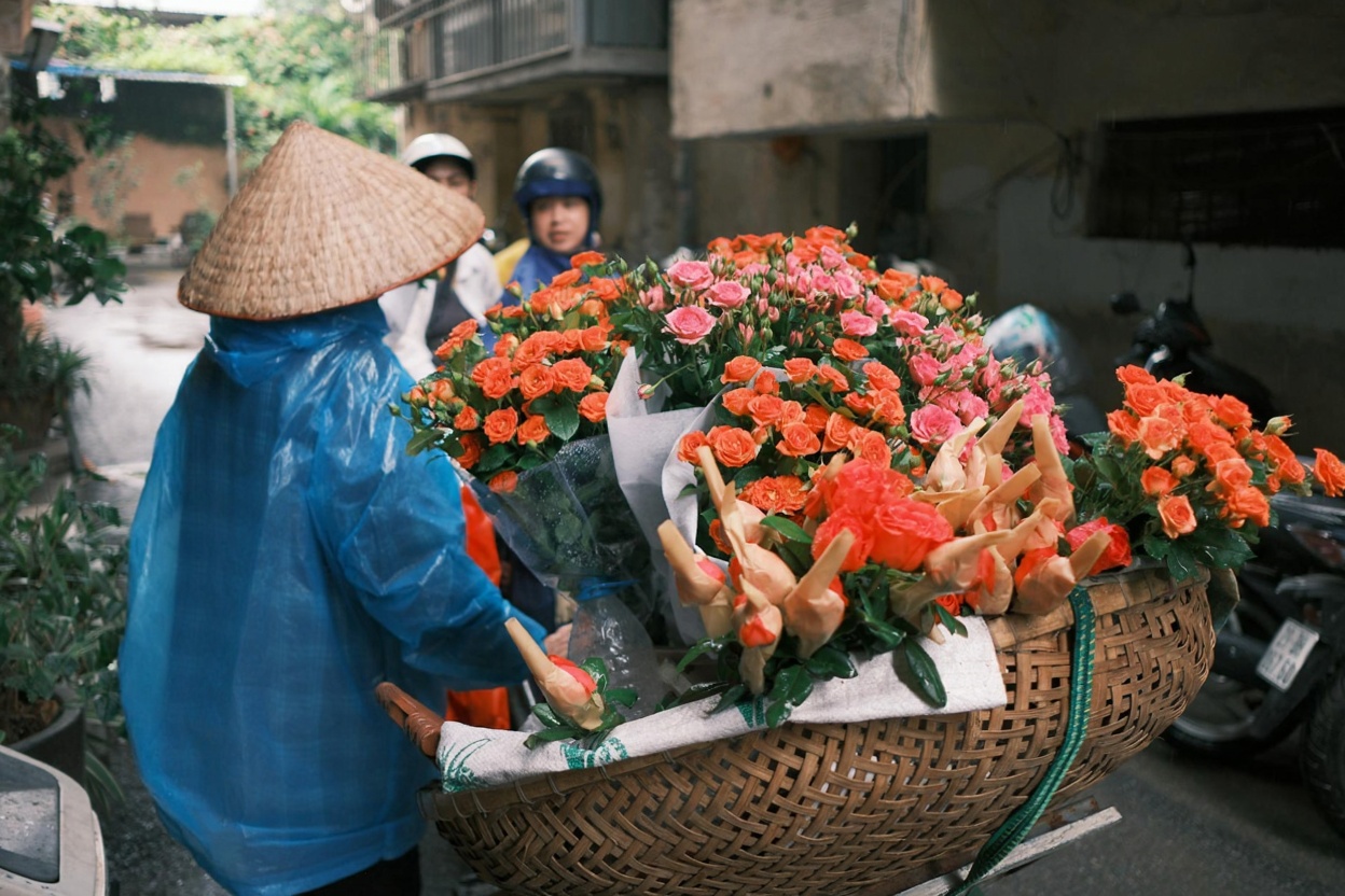 Quang Ba wholesale flower market Hanoi at night, local vendors loading motorbikes