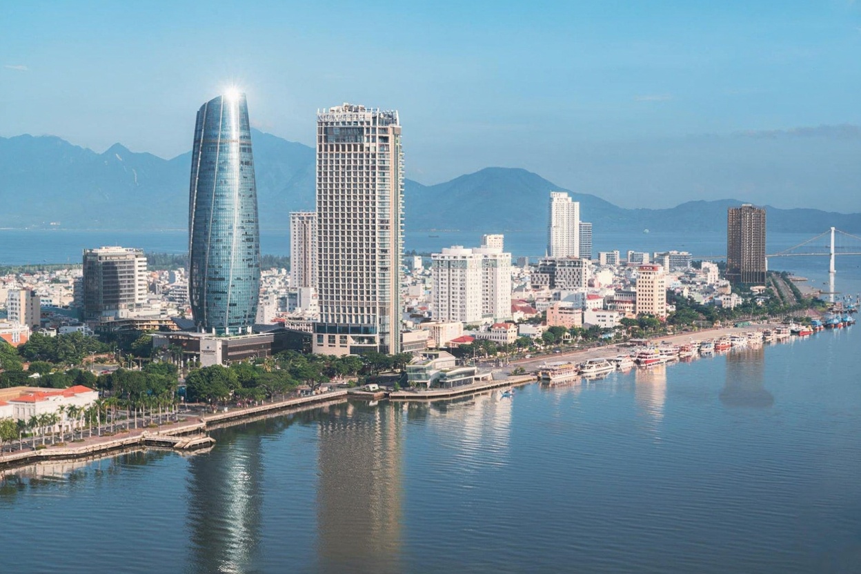 Da Nang from above — the Han River splits the city, My Khe Beach runs north along the coast