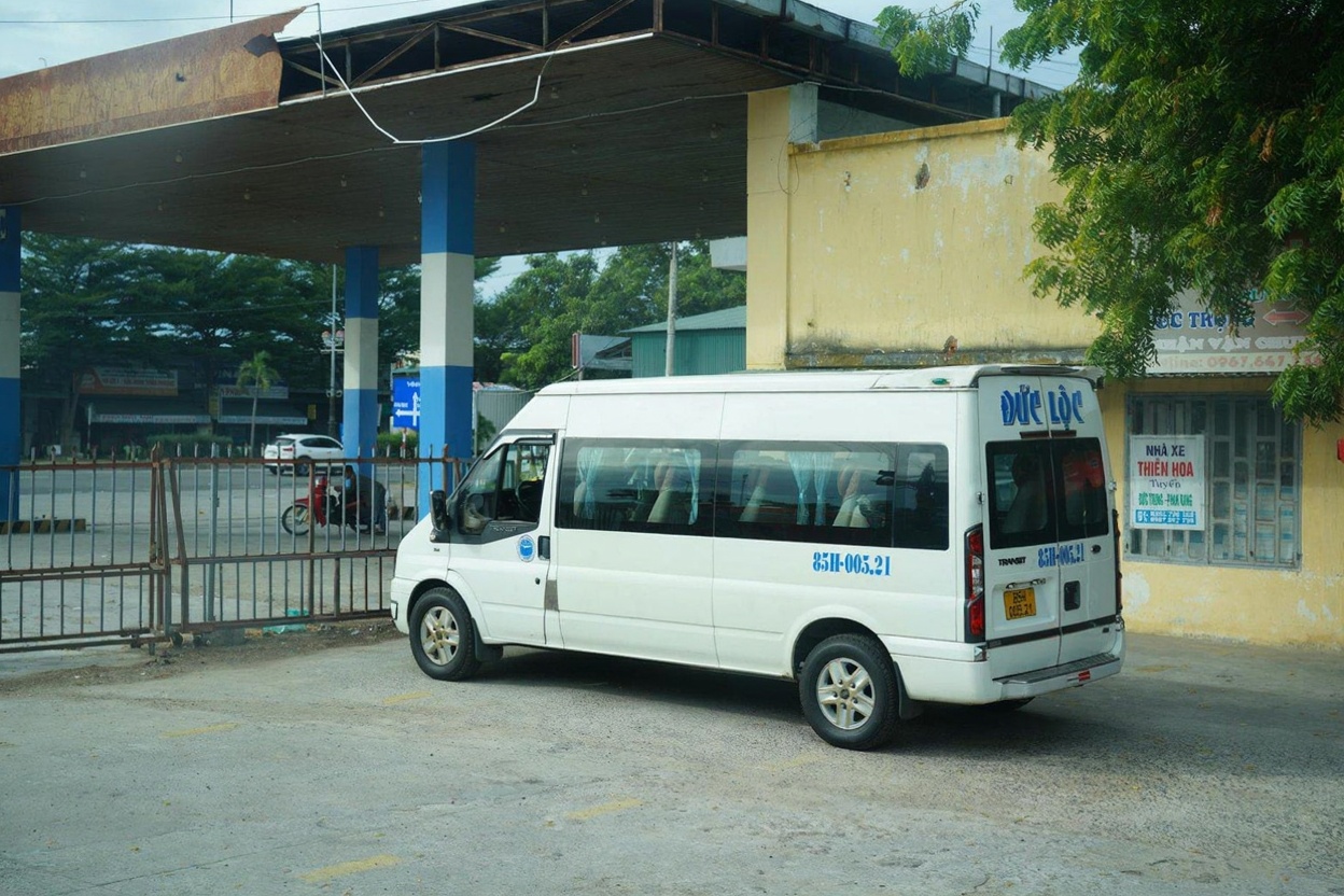 Limousine van on Highway 6 — door-to-door service without the bus station logistics