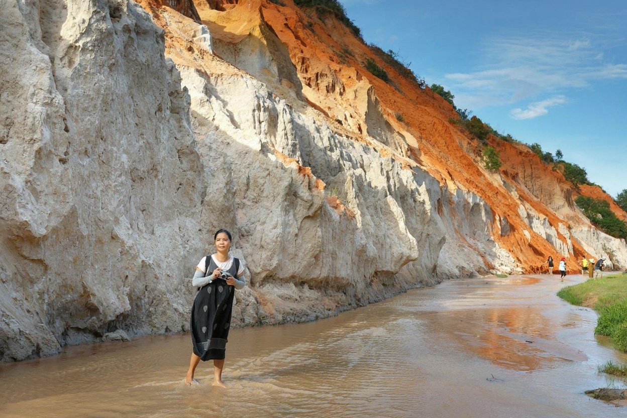 The Fairy Stream — 1.5km of ankle-deep water through colored sandstone walls