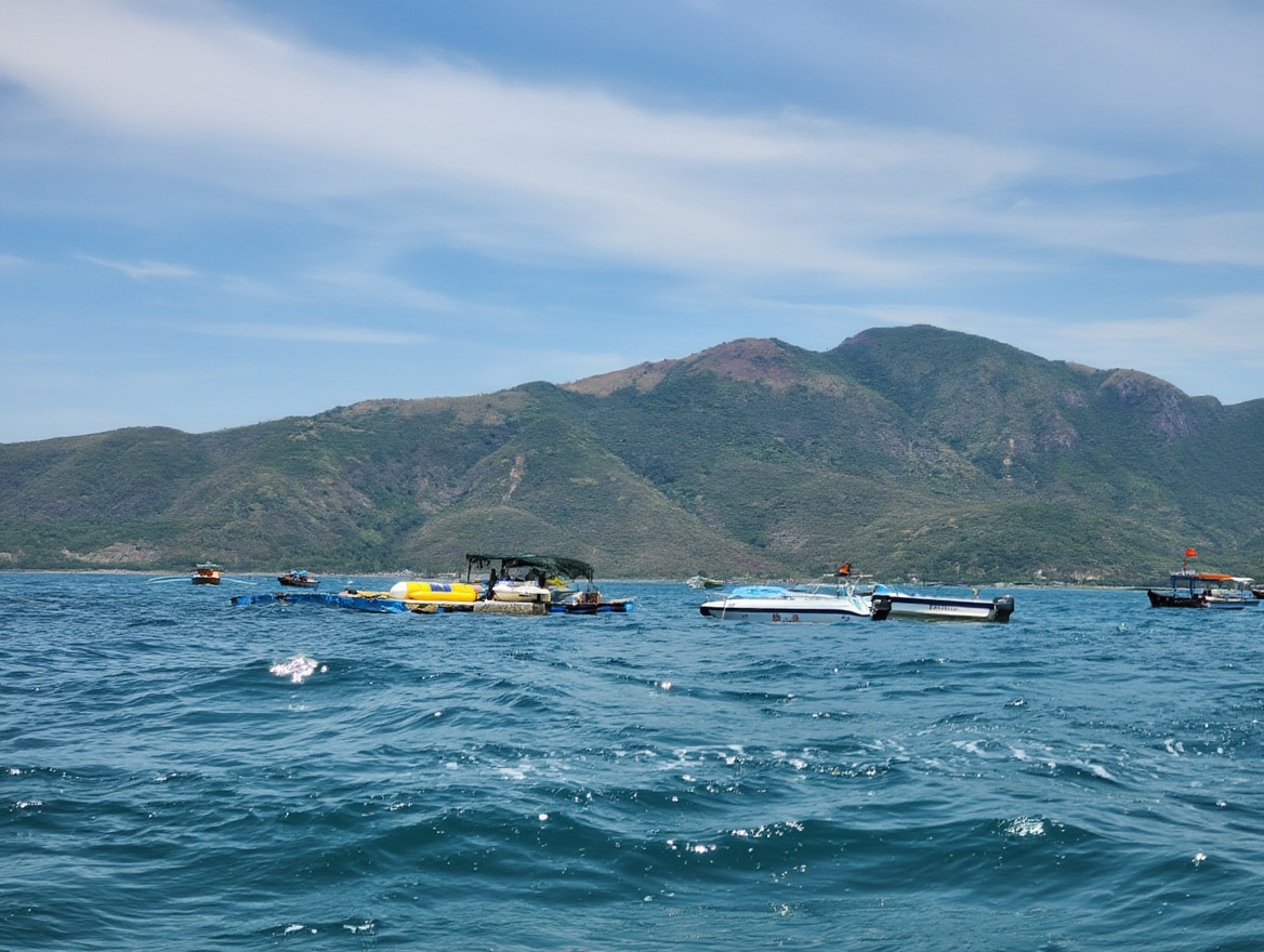 October–December: rough seas mean cancelled island tours and a very different beach experience