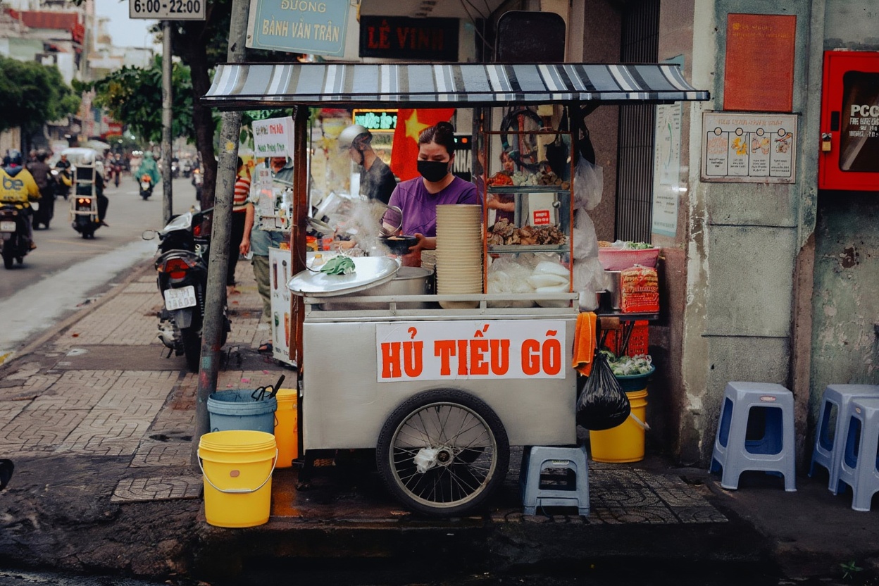 The 7am breakfast window — the soup pot is freshest, the street is quietest