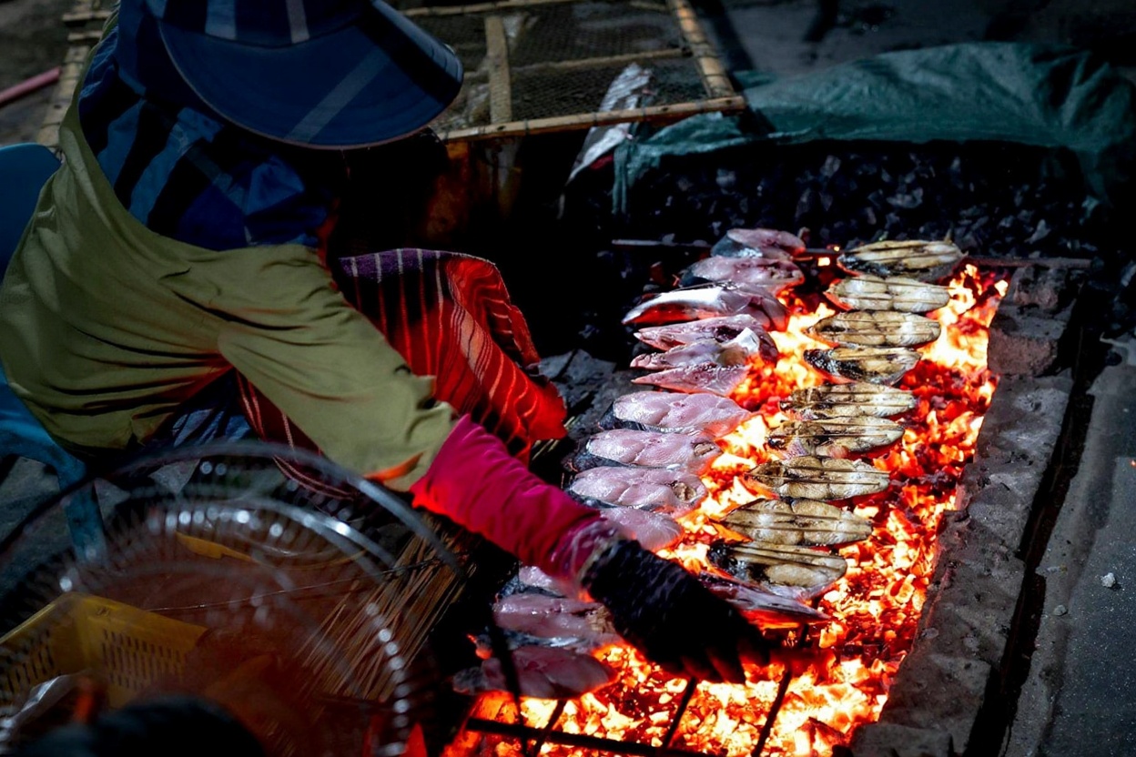 Ngo Van So at peak hours — charcoal smoke and 30 stalls competing for your attention