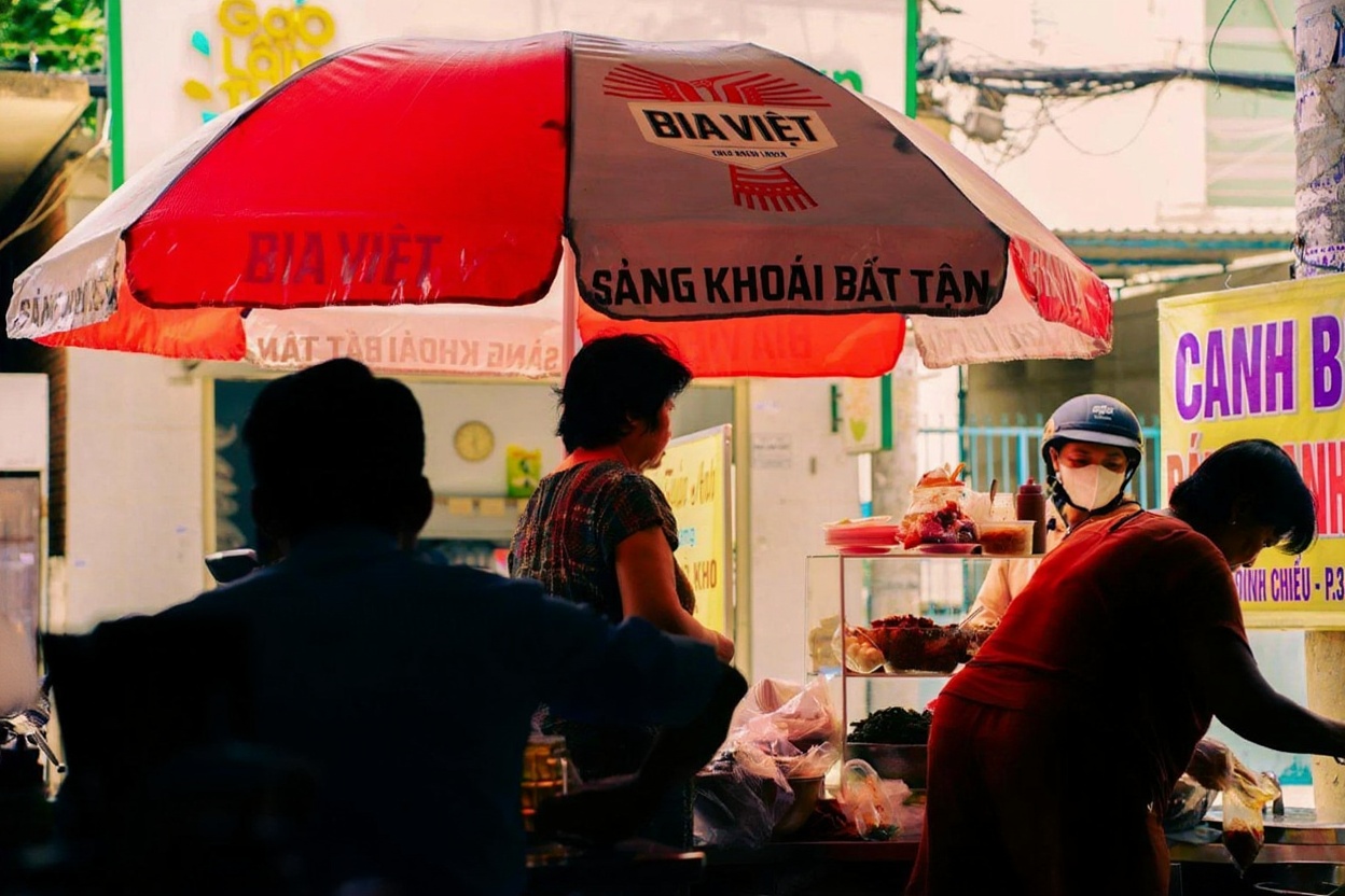 District 4 at night — the shellfish stalls on Vinh Khánh are the reason to make the short trip
