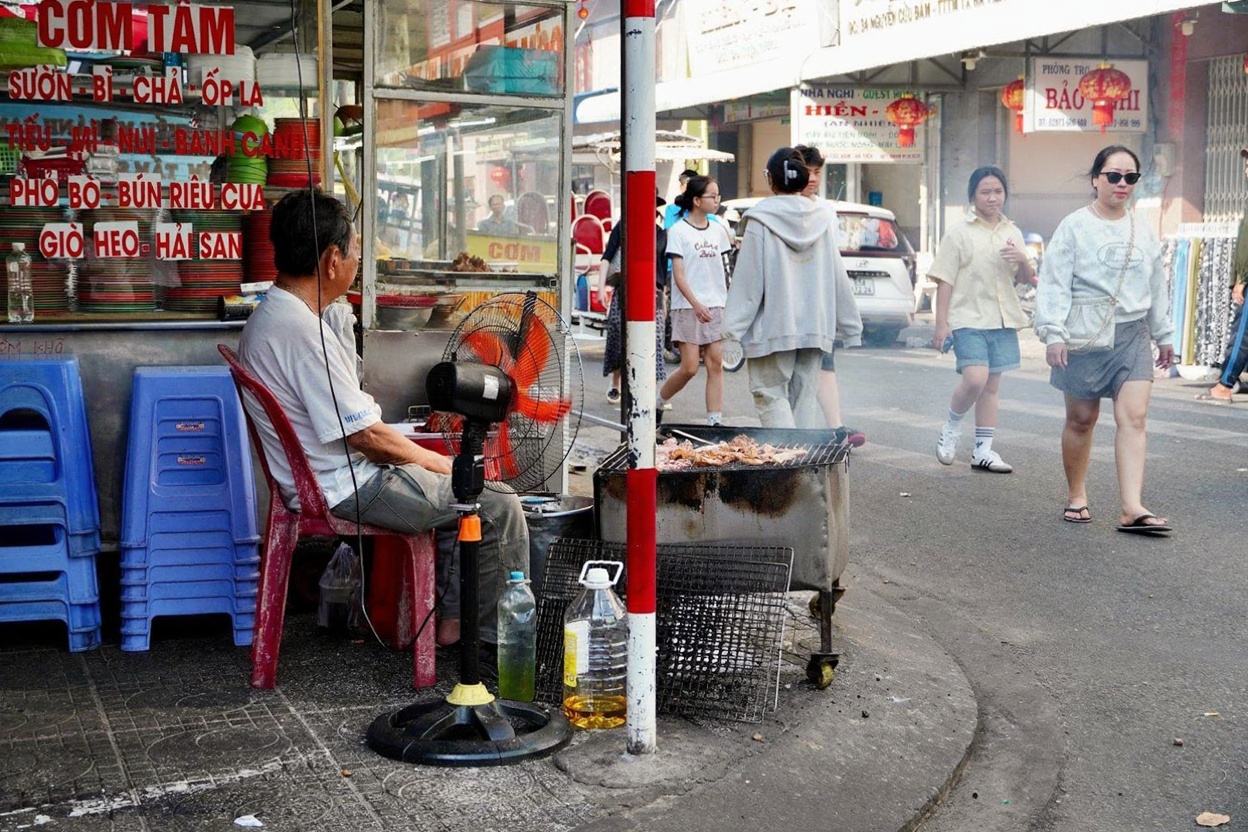 Cơm tấm at a sidewalk stall — the definitive Saigon breakfast