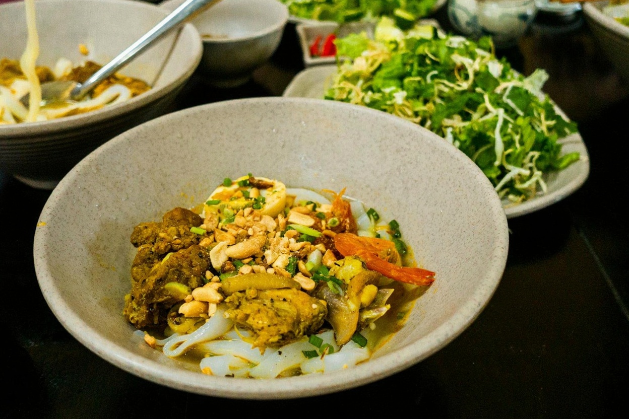 Mì Quảng from a Da Nang market stall — the region's answer to pho, served almost dry