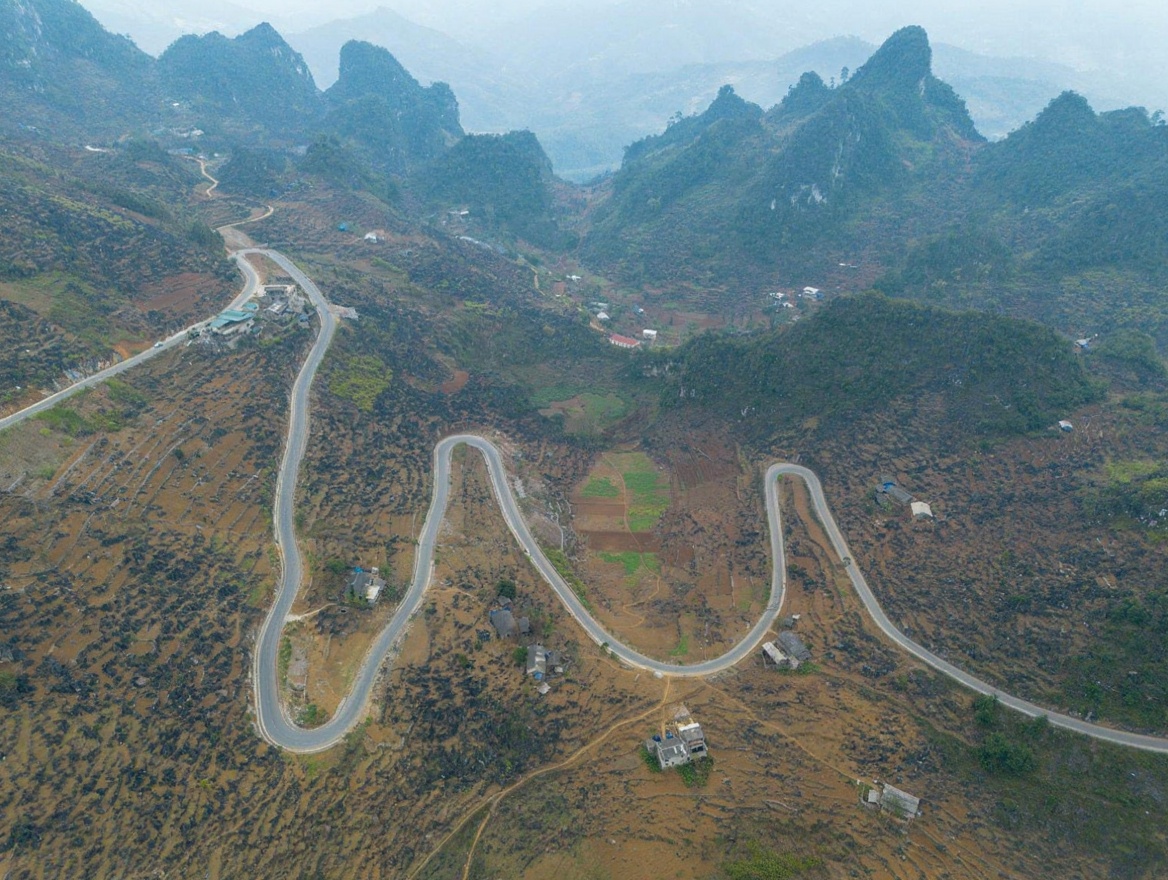 Ma Pi Leng Pass — the 1,000-meter drop to the Nho Que River below is the loop's centerpiece
