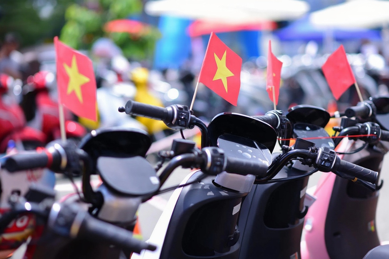 Motorbike rental shops in tourist cities — always read the contract before signing