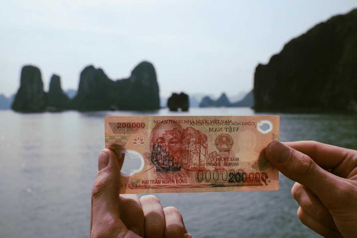Familiarize yourself with the dong — the 50,000 and 500,000 notes look similar and the confusion is exploitable