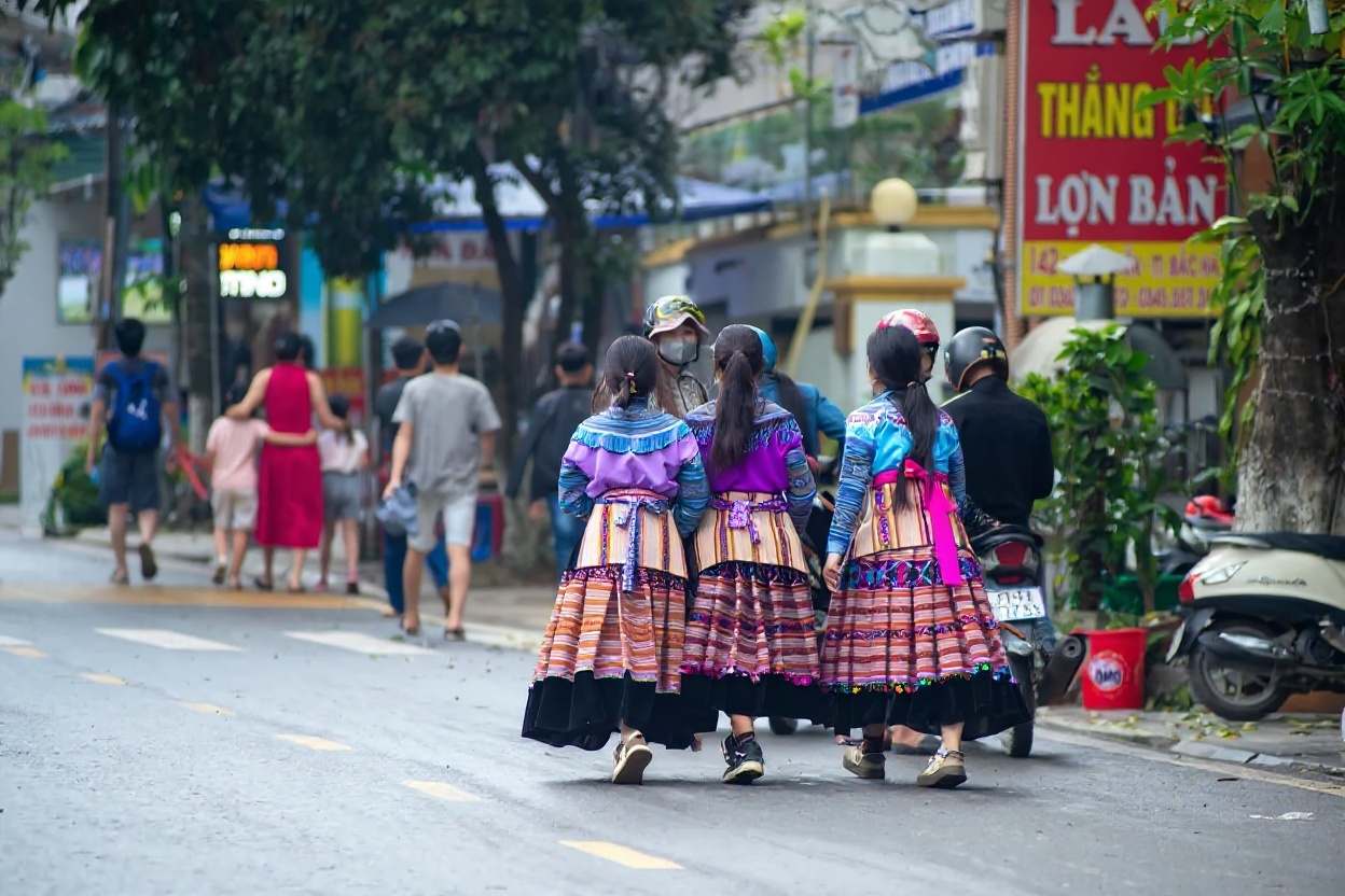 Flower H'mong women at Bac Ha — this is not a performance, they're here to shop