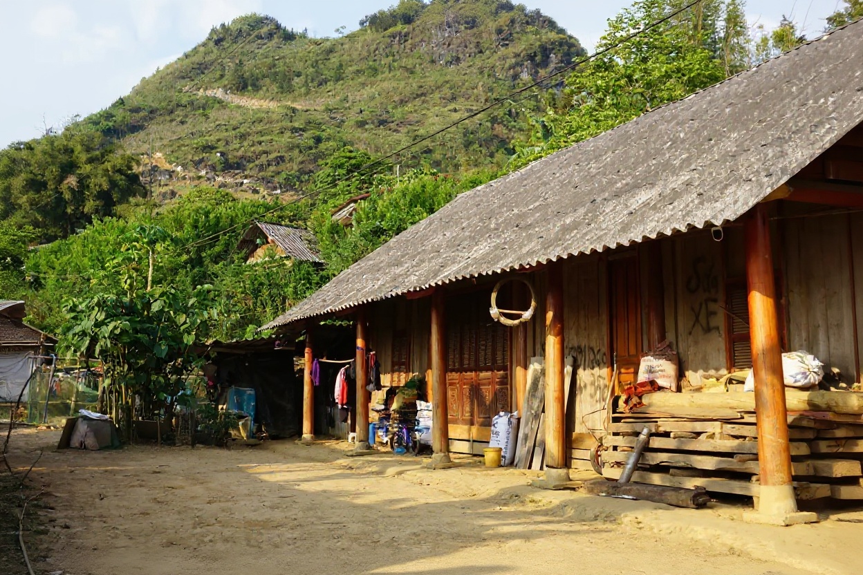 Can Cau market — Saturday, smaller, fewer tourists, more livestock trading