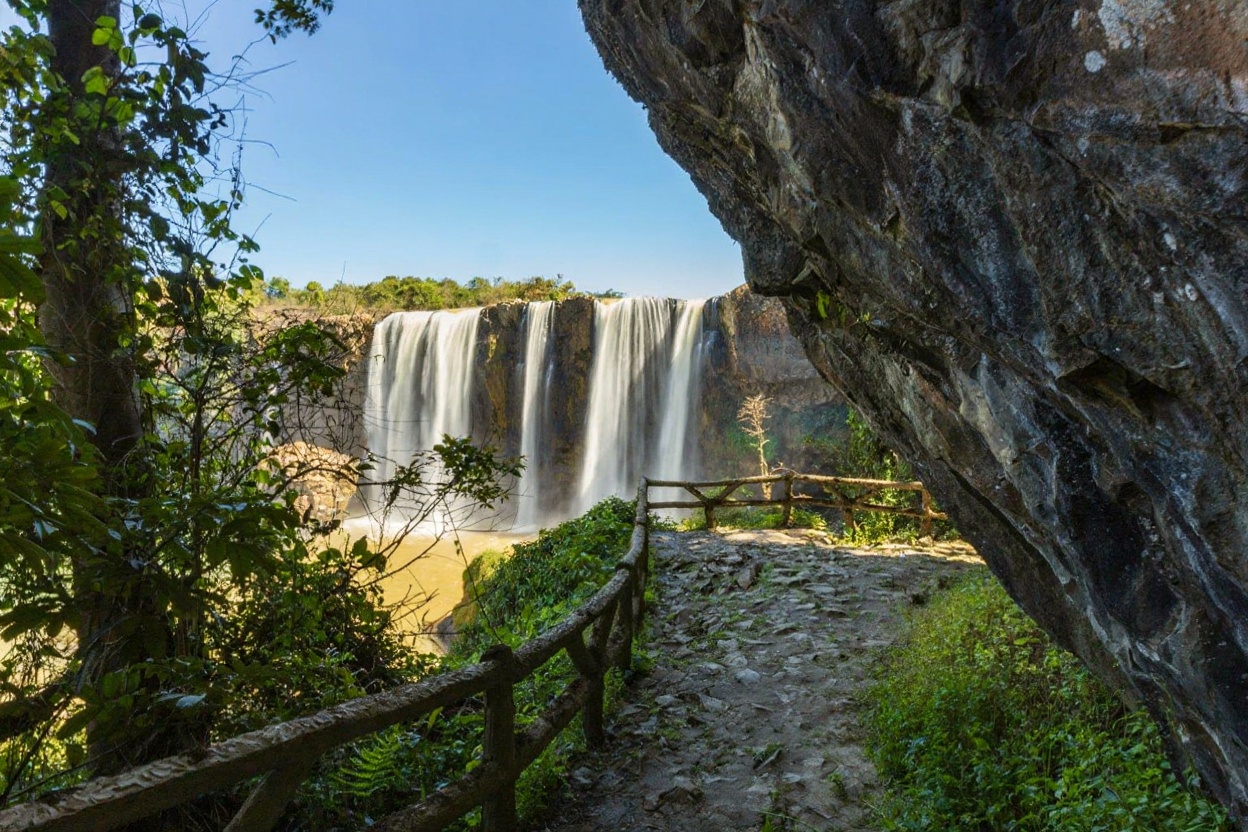 Elephant Waterfall (Thác Voi) — the path behind the curtain is what makes it the best one