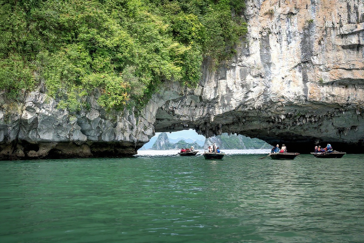 Paddling between the karsts — the scale only makes sense from water level