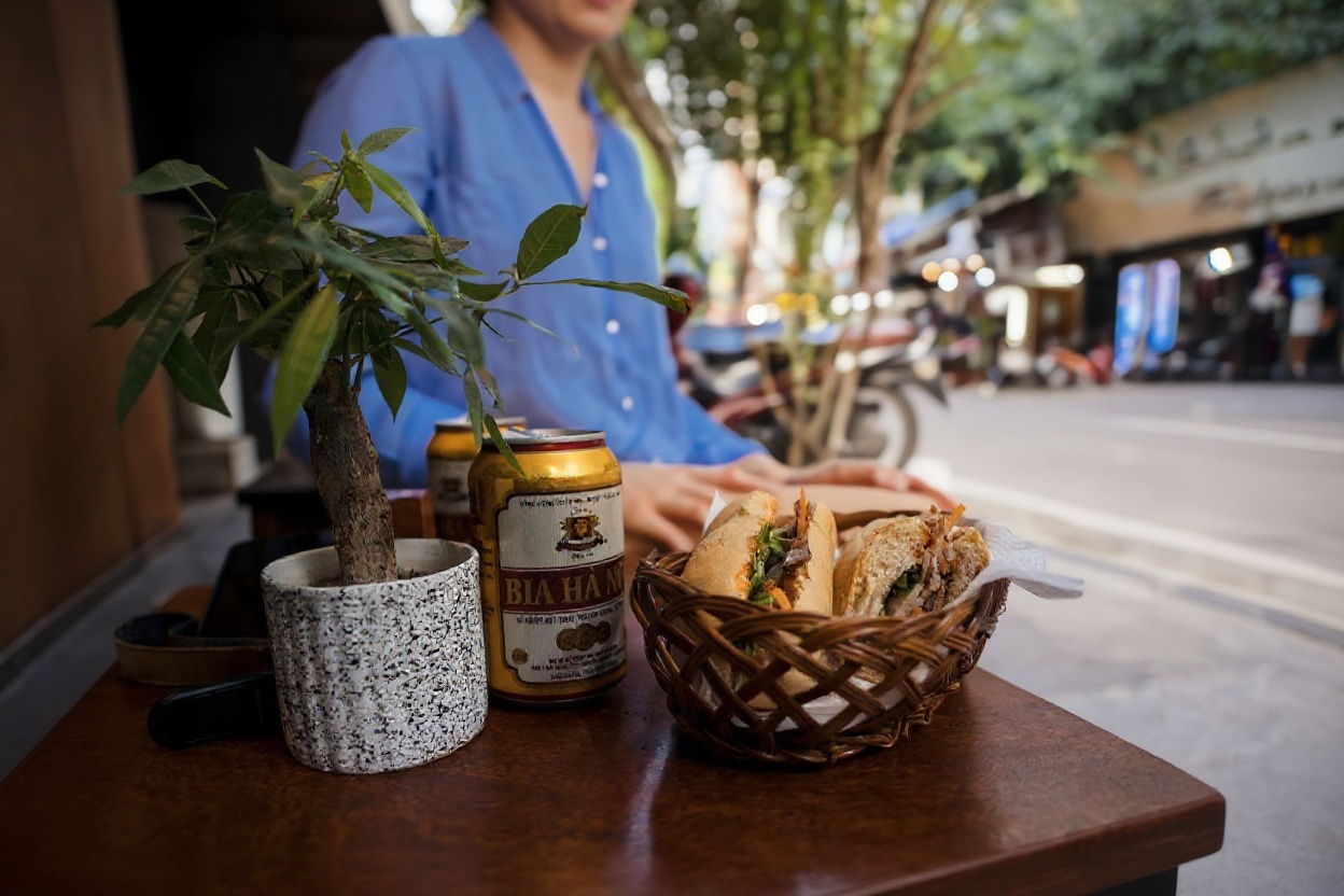 Bia hơi stalls use commercial ice — the same ice block supply that goes to most restaurants