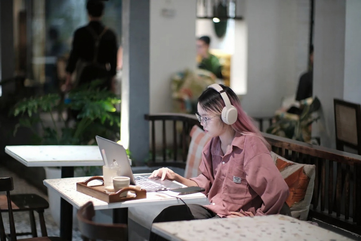 Hanoi cafes — sockets at most tables, unlimited charging expected